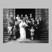 104-0032 Hochzeit von Harry Kloss. Hinter der Braut Ursel Kaminski und ihr Bruder Alwin aus Stobingen.jpg